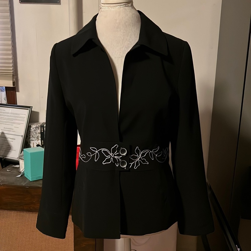 Donna Rae size 8 blazer black with white accents